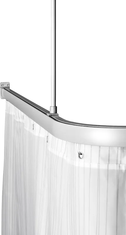 Duschdraperistång i silver med vitt draperi, sett från sidan. Draperistången är böjd med en takmonterad stödstång.
