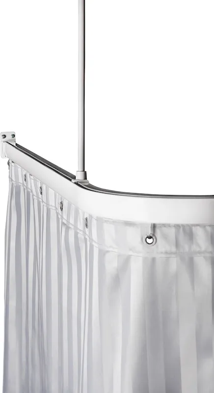 S-formad vit duschdraperiskena med upphängda draperikrokar och vitt draperi med vertikala ränder.